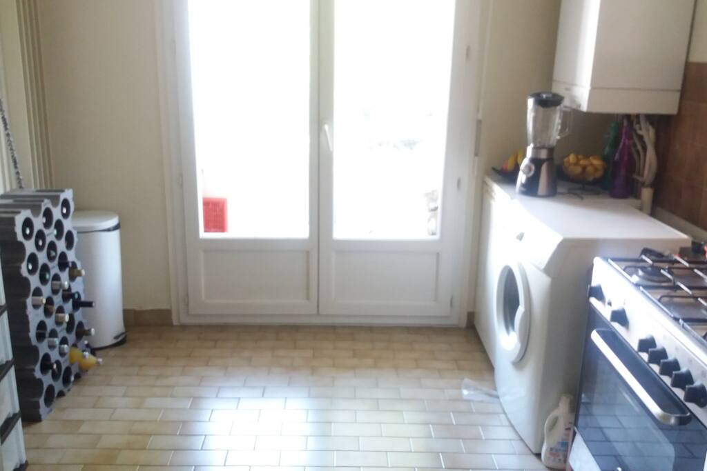 cuisine avec machine à laver cuisinière 5 feux frigo congélateur