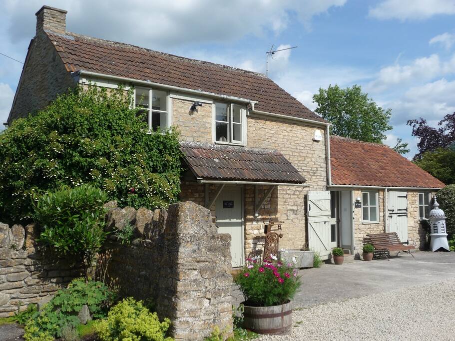 Cottage stands in quiet courtyard.
