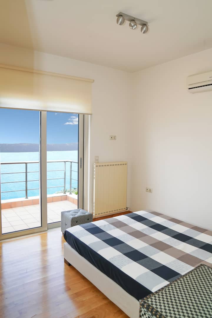 La première chambre.