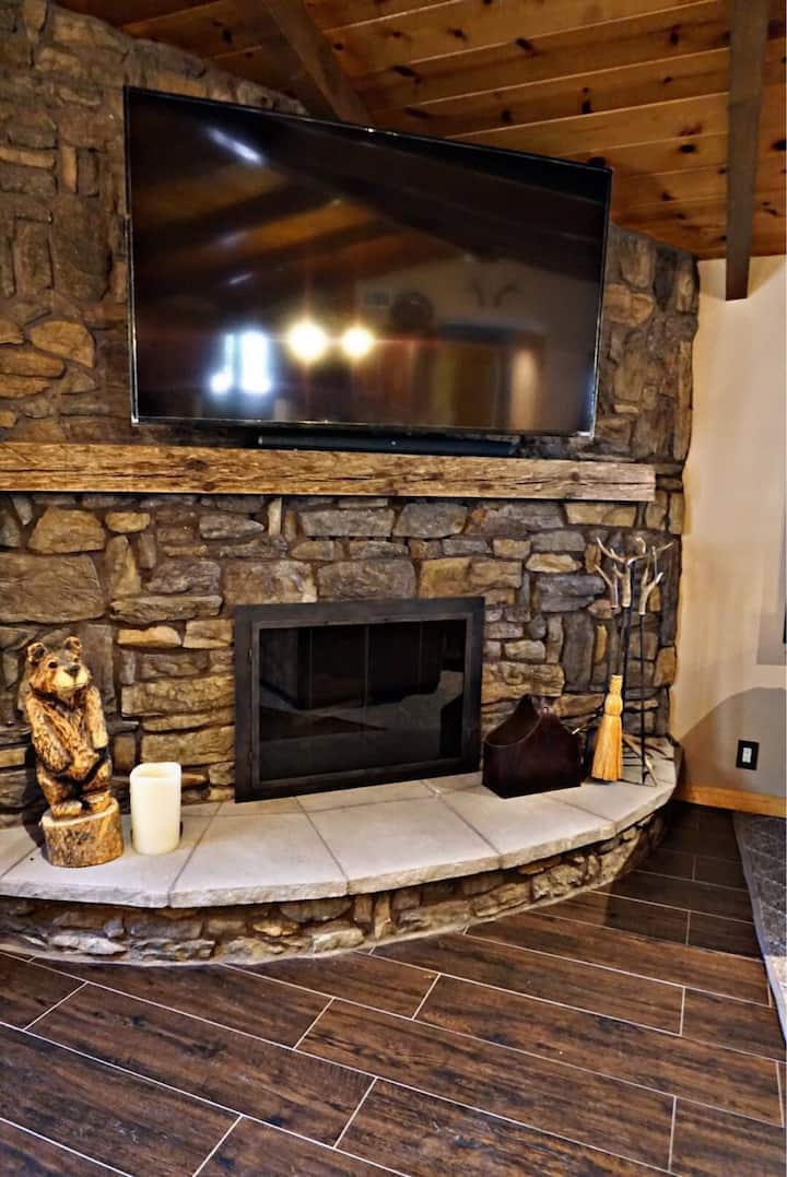 Sala de estar con pantalla plana de 60 pulgadas con sonido envolvente 