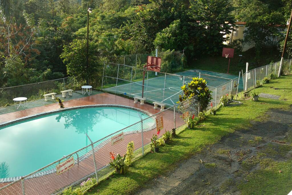 Piscina y cancha de baloncesto