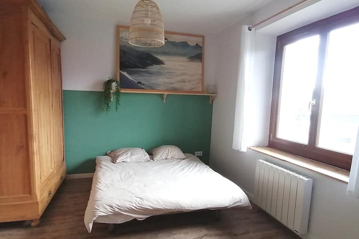 Segundo dormitorio, muy amplio, vistas al lago también y con su baño privado equipado con bañera.