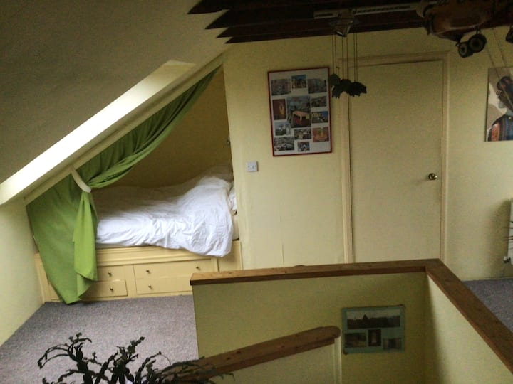 Dormitorio, la cama está en la alcoba. 