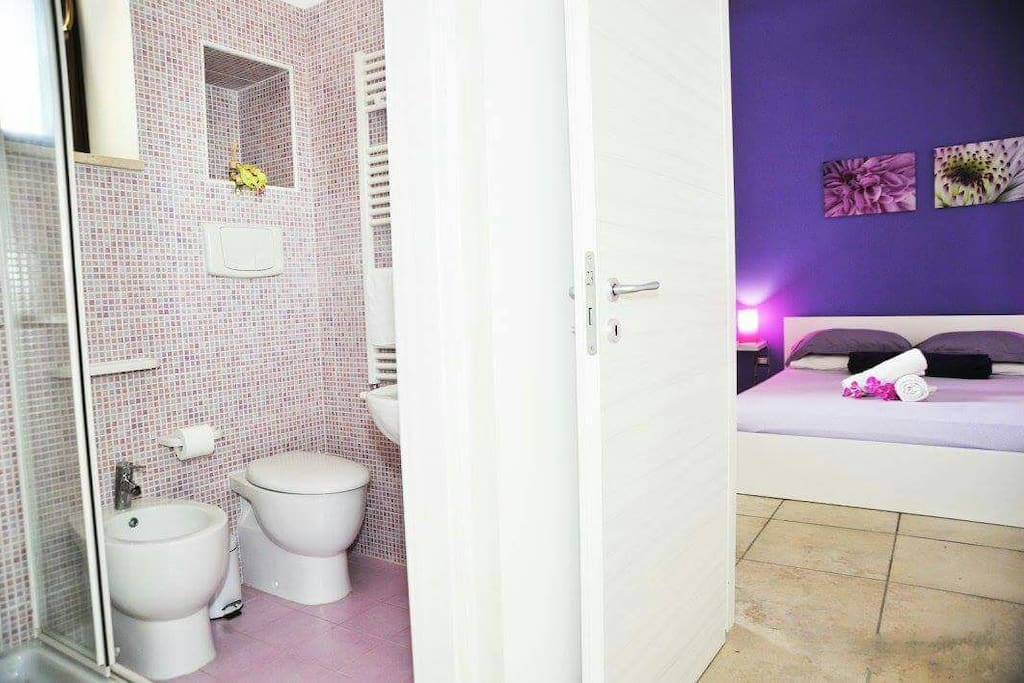 Stanza matrimoniale e bagno