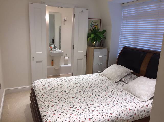 Double bedroom-Kingsize bed - Private bathroom