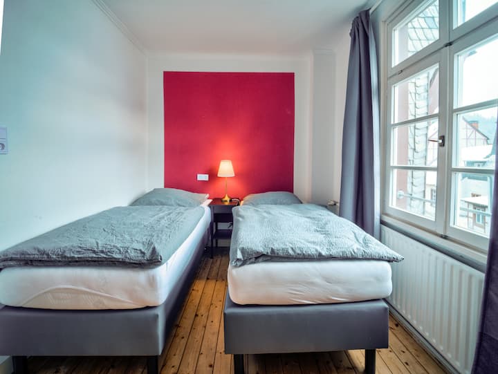 Dormitorio 2 con 2 camas de somier modernas, que también se pueden juntar.