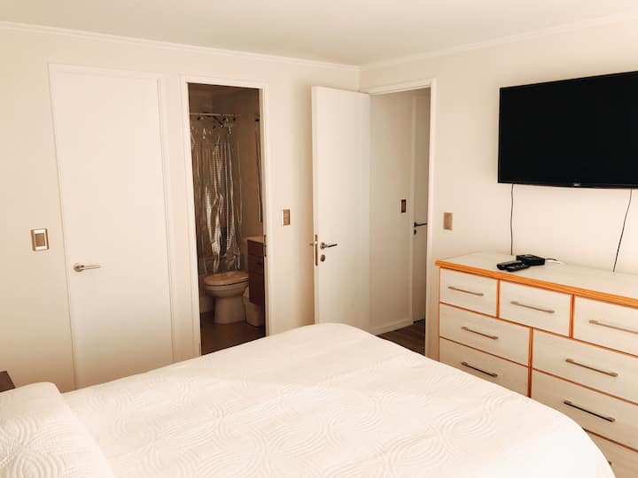 Chambre avec lit double et télévision