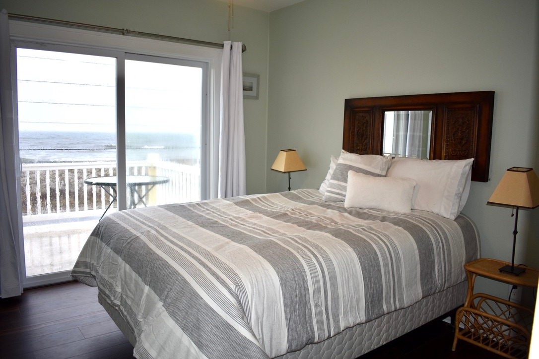 El segundo dormitorio ofrece acceso al balcón junto al mar y una vista impresionante.