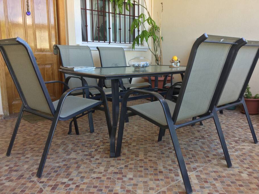 Terraza con sol por las mañanas y sombra por las tardes.