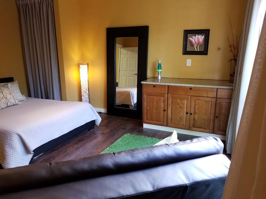 Bedroom with Queen Bed and fold down sofa (double)