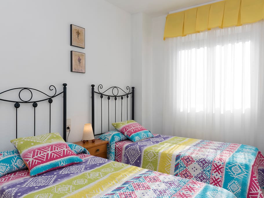 Dormitorio con 2 camas