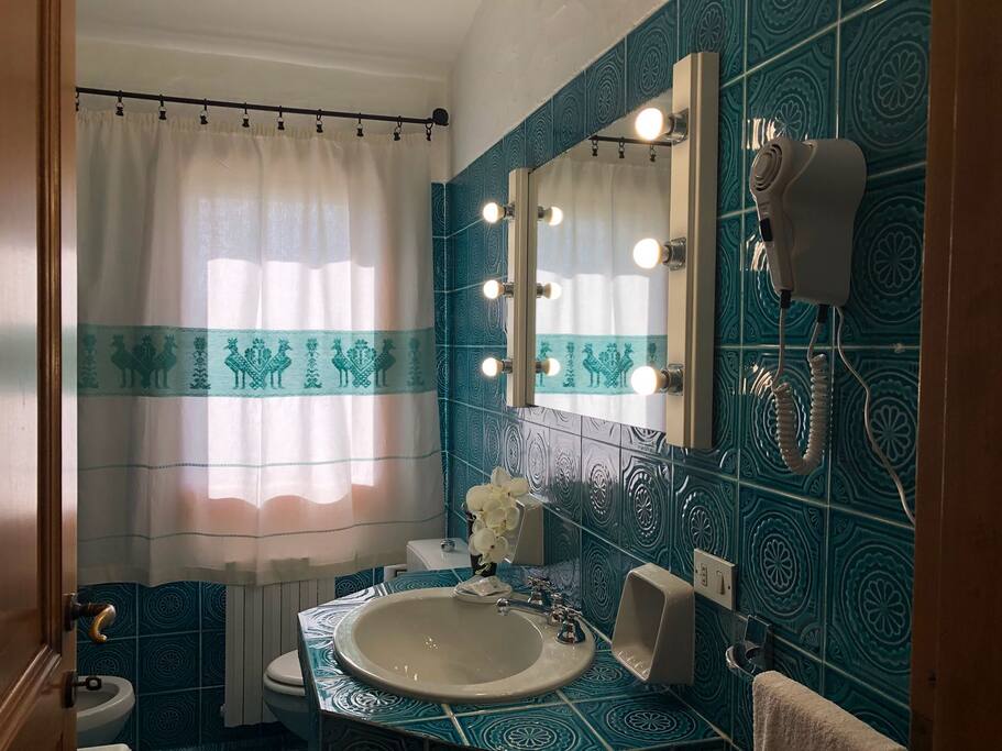 Bagno privato adiacente camera Mare