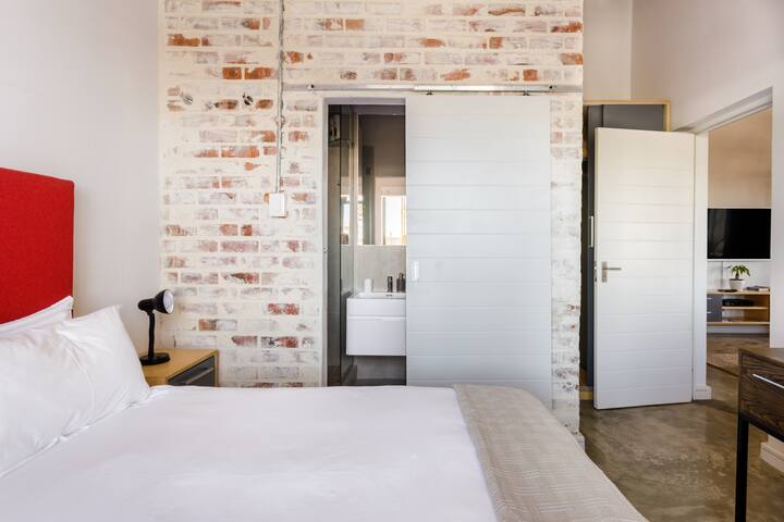 Old Meets New in a Renovated Victorian with Harbour Views gallery image 2