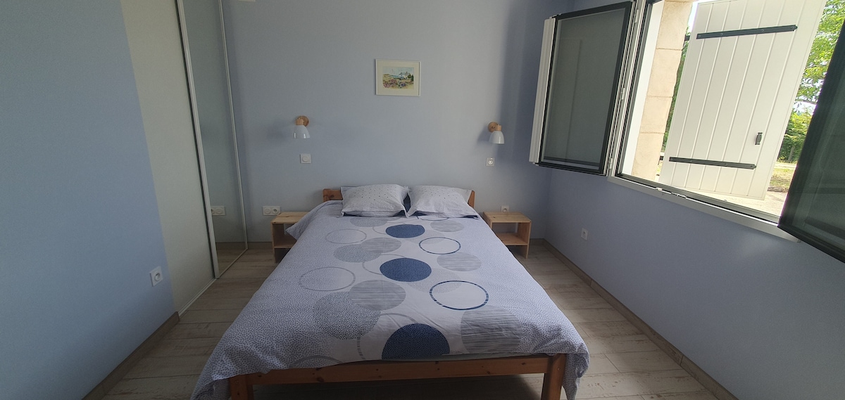 Kitanda 140 kwenye ghorofa ya chini