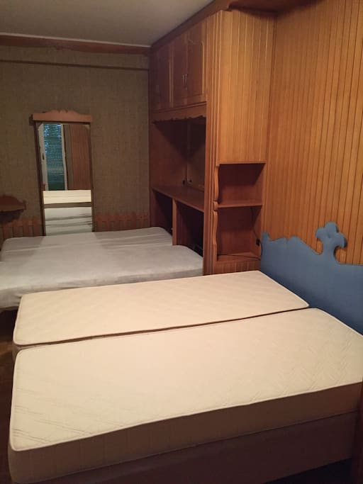 Camera con letto matrimoniale e due lettini estraibili