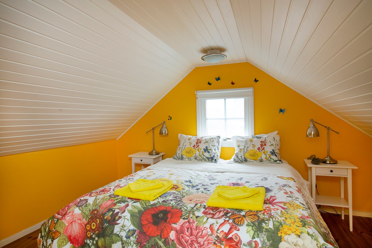 Žltá izba s motýľom susediaca s kúpeľňou na poschodí