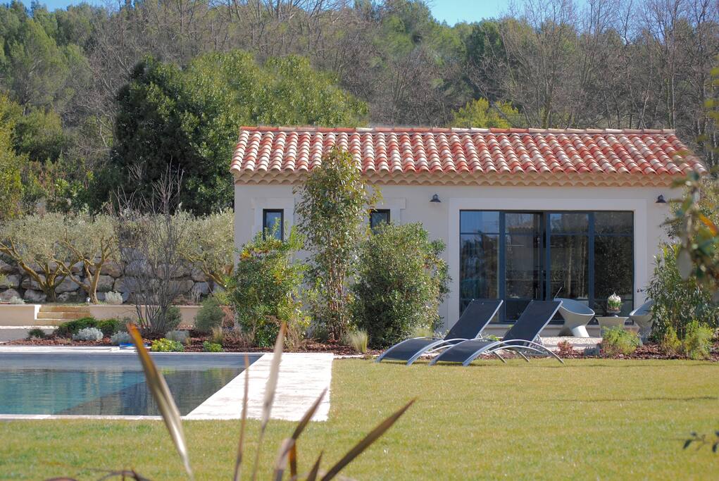 Le pavillon vu du jardin