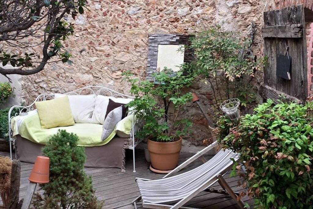 La terrasse mur en pierre -sol bois -SANS VIS A VIS