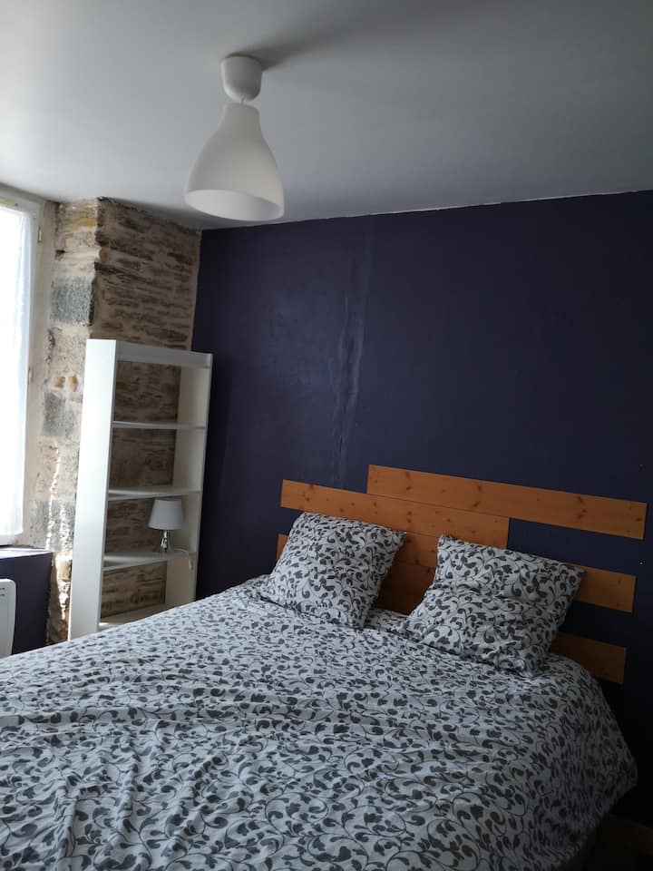 Chumba kikuu cha kulala chenye kitanda cha ukubwa wa malkia 160 x 200