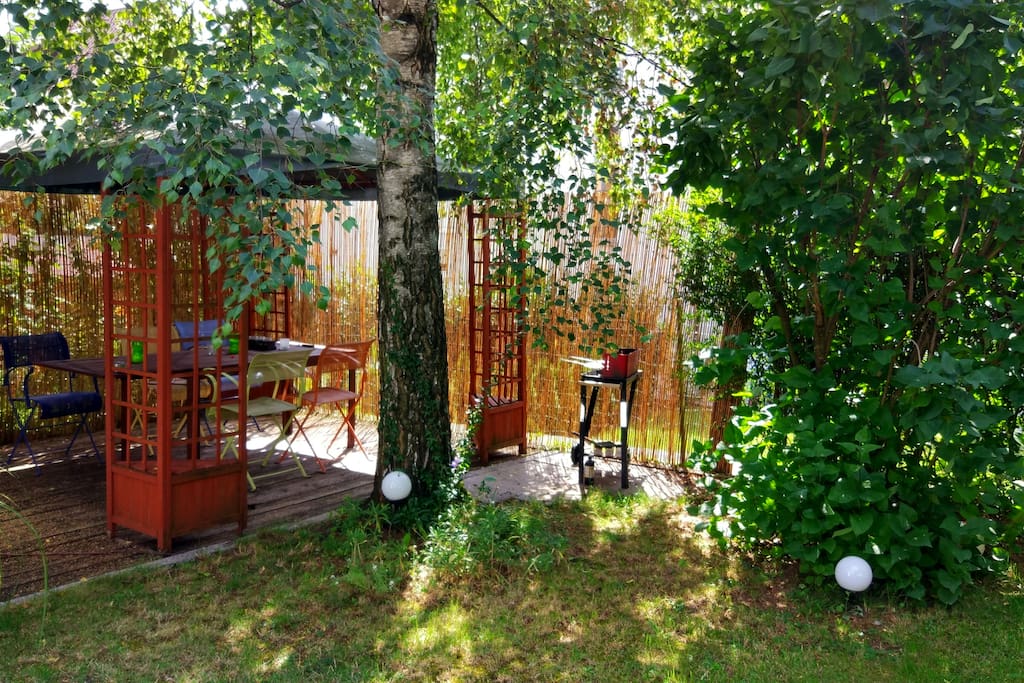Gemütliche Grillecke unter dem Pavillon im Garten.