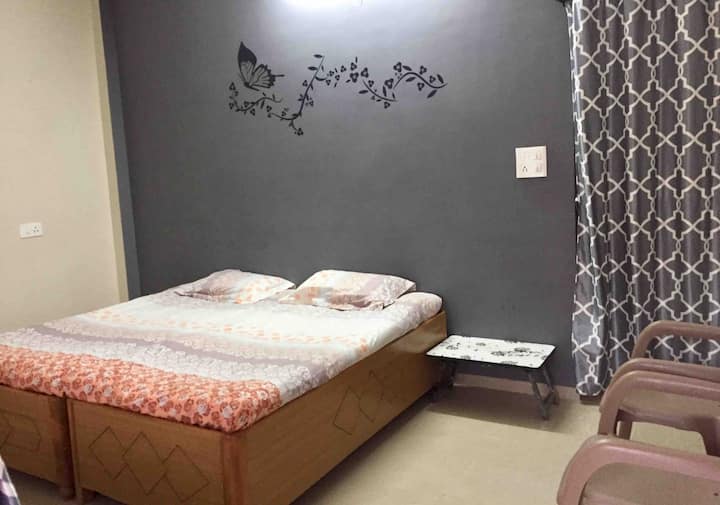 Homestay in GumashtaNagar-only VEG food on premise