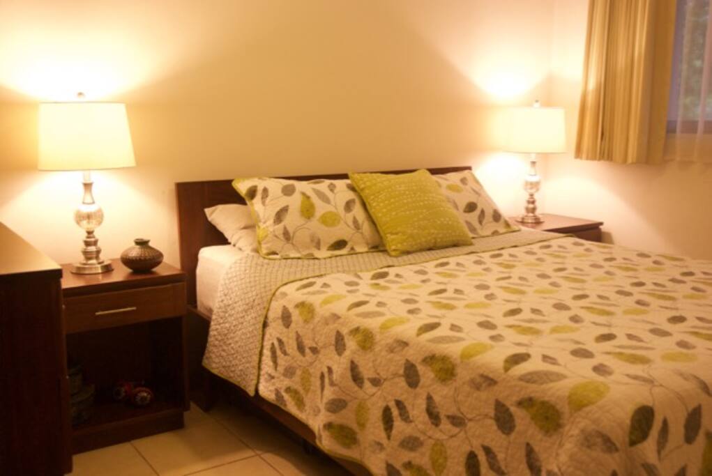 Dormitorio con aire acondicionado