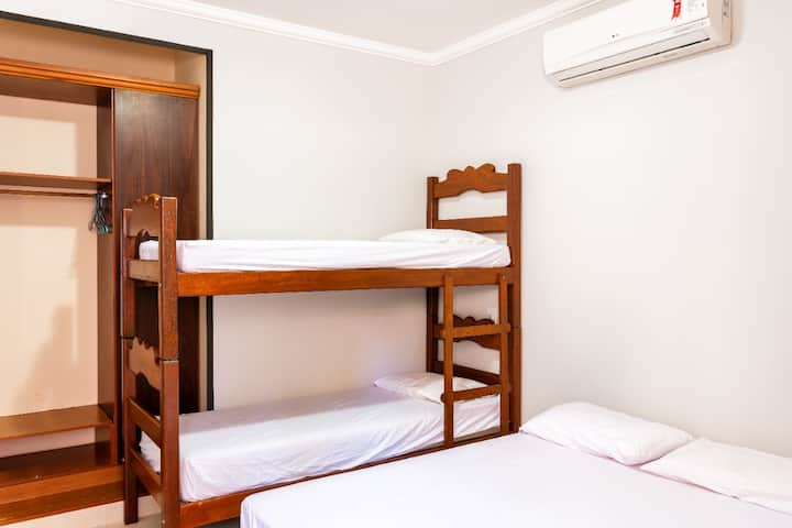 Suite 3,,,,,,,,,,,,,, 2 เตียงเดี่ยวและ 1 เตียงคู่,,,,,, เครื่องปรับอากาศ