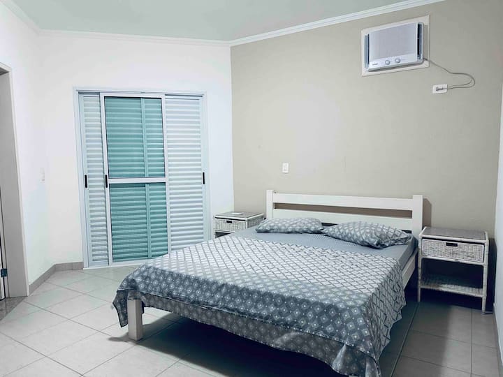 ห้องสวีทเตียงใหญ่พร้อมเครื่องปรับอากาศ 