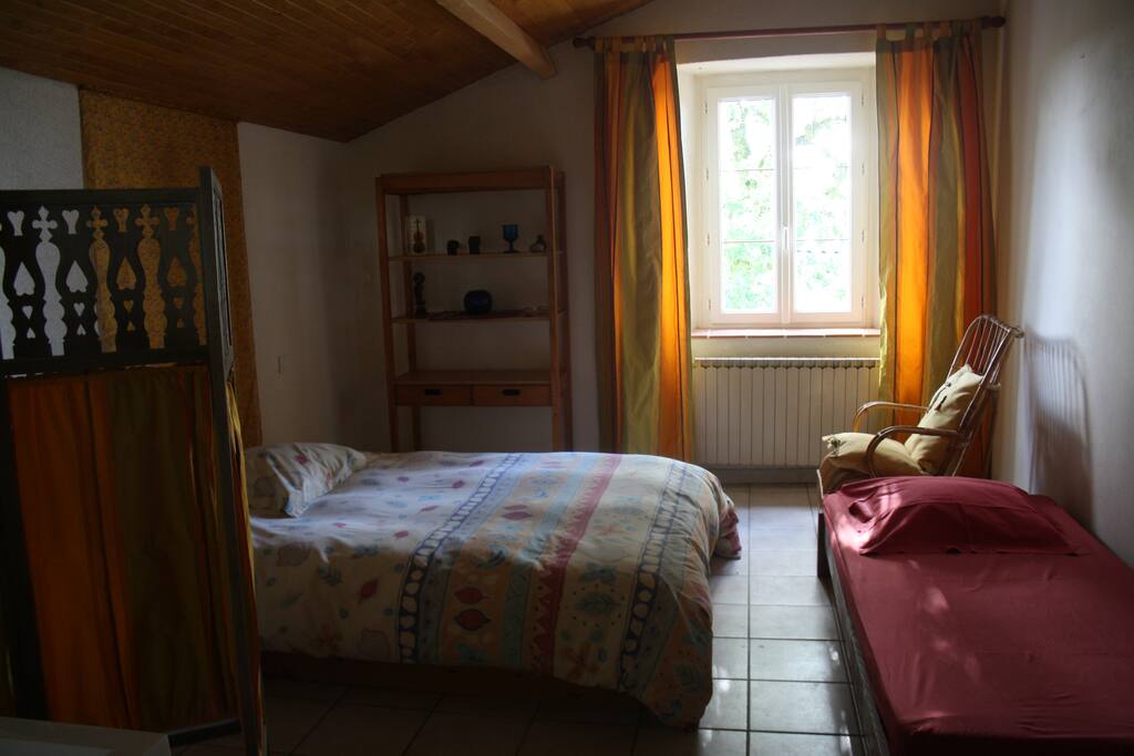 la chambre, un lit double, un lit simple