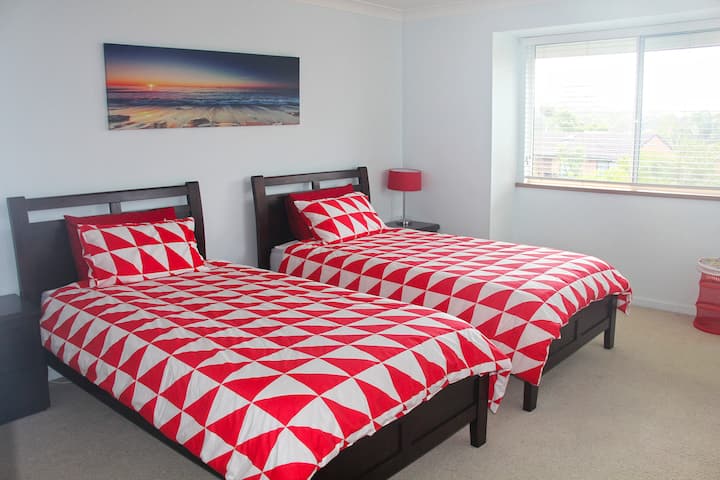 楼上：宽敞的2间加大双人床单人卧室