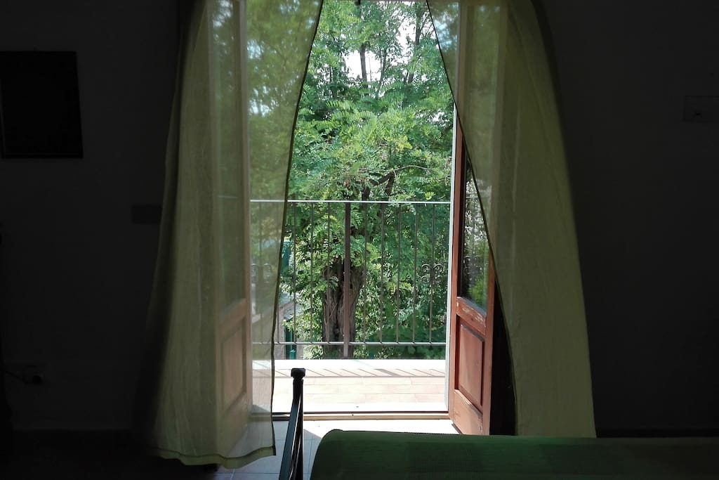 balcone con stendino panni,sedie e tavolo basso