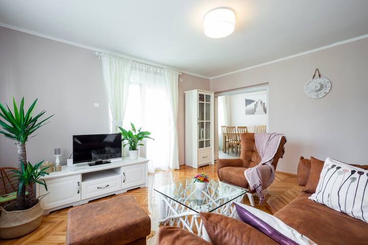 ★ Beautiful stylish 1 Bed Apt with Balcony ★