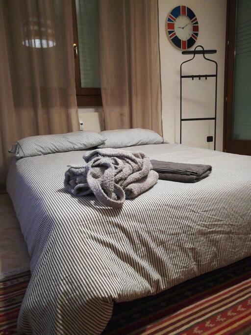 Il divano si trasforma in un comodo letto per 2 persone. Se avete bisogno di accappatoio e asciugamani fatemelo sapere e li troverete sul letto al vostro arrivo.