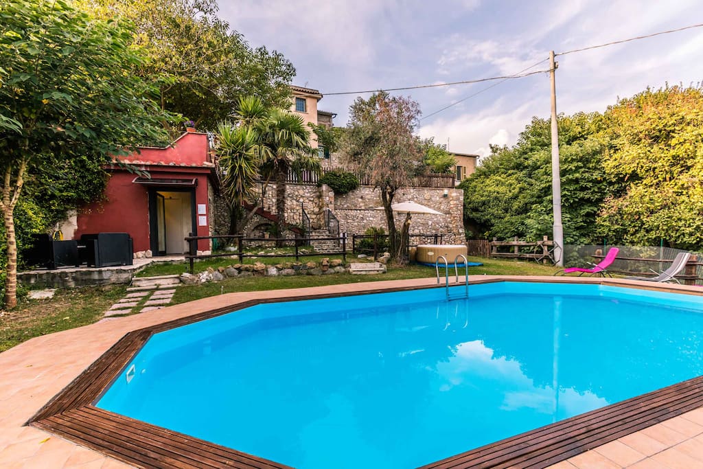 La piscina condivisa con gli ospiti dei nostri 4 appartamenti