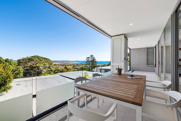 Stunning 3 Bedroom Ocean View Penthouse gallery image 2