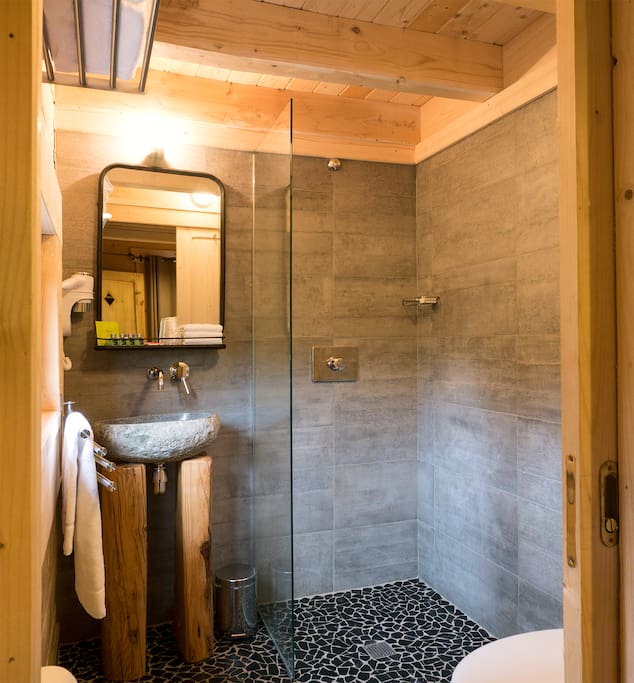 Une vraie salle d'eau bien équipée