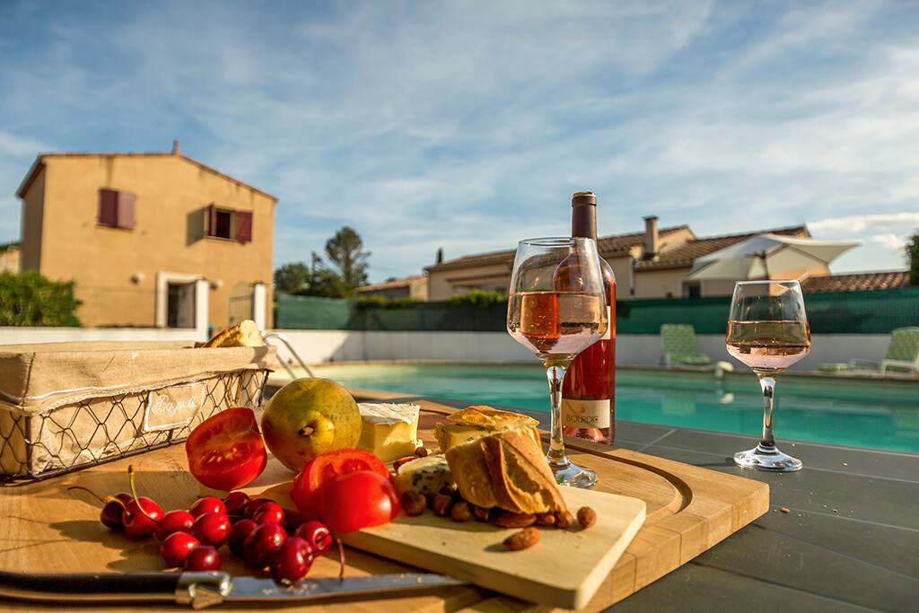 un petit repas en bord de piscine et le bonheur d'un BBQ