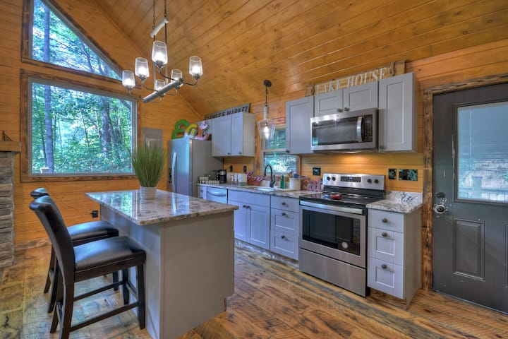 Modern Blue Ridge Cabin With Full Kitchen - Blue Ridge, GA