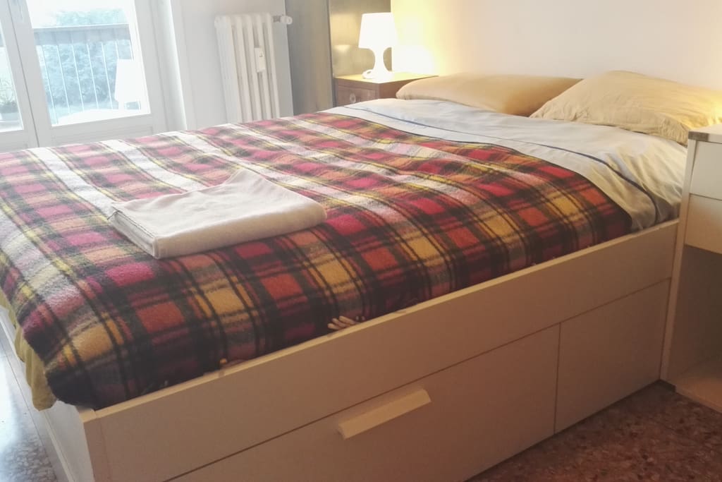The large bed
Il grande letto