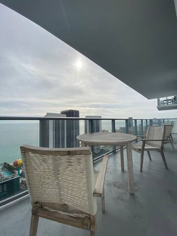 Luxurious 3 Bed & 2 Bath Unit | Ocean-View Getaway gallery image 2