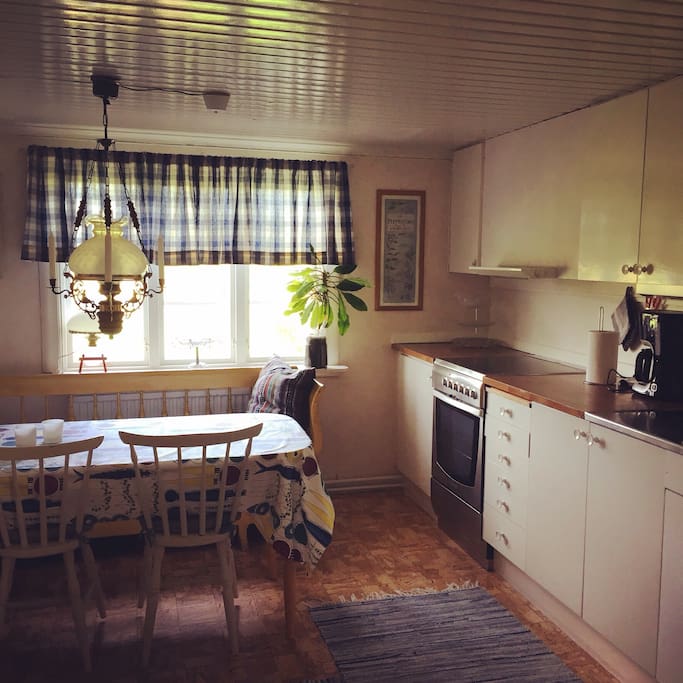 Köket med spis, kaffebryggare, micro samt kyl och frys.