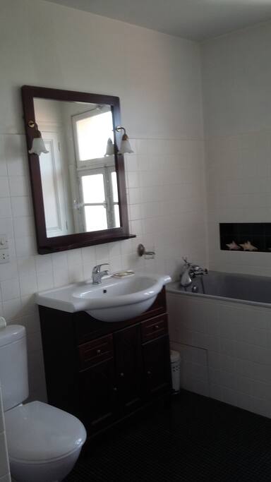 SdB et toilettes adjacents