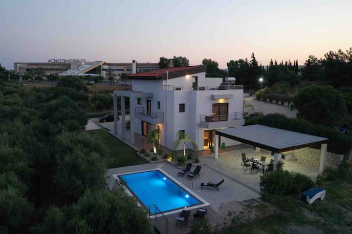 LaLuna Luxury Villa