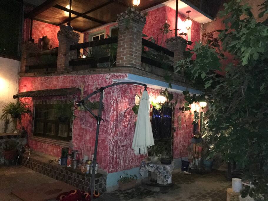 Son las habitaciones, cuenta con una terraza con mesa y sillas para disfrutar del ambiente.