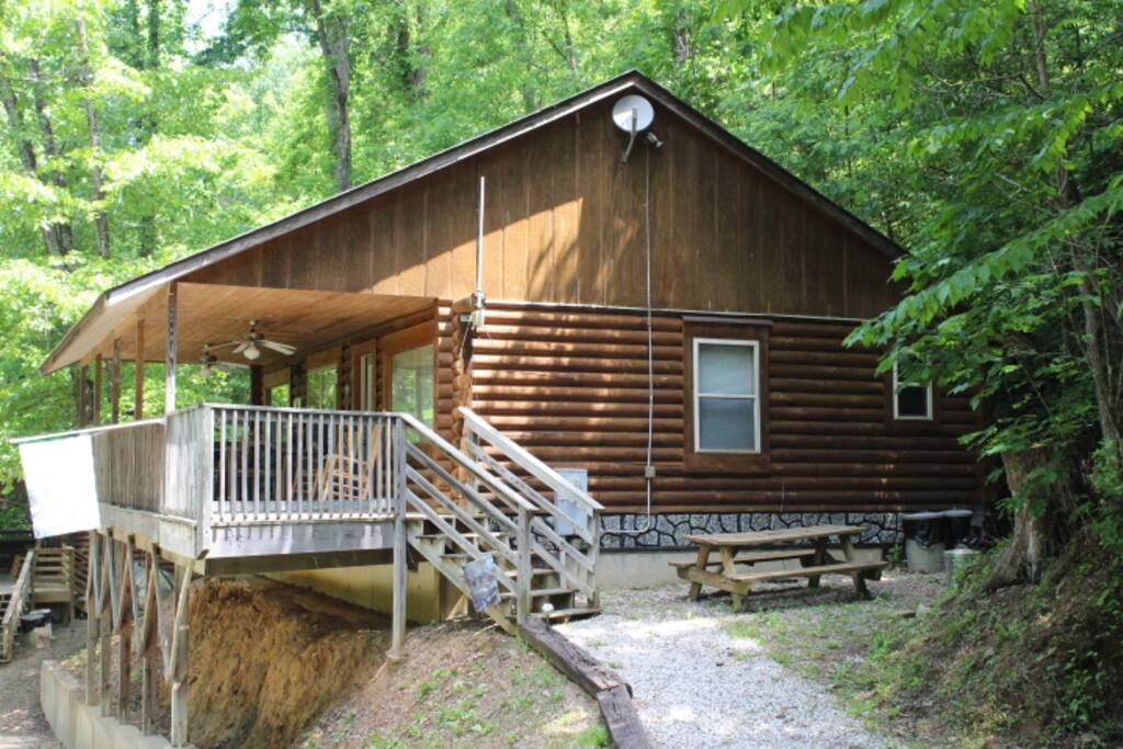 Cabin #8 - Entry & Picnic Area