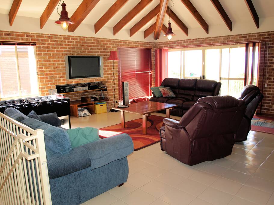 Huge living areas.
Large TV, FOXTEL DVD Stereo.