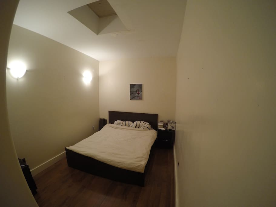 Large Bedroom, Queen sized bed