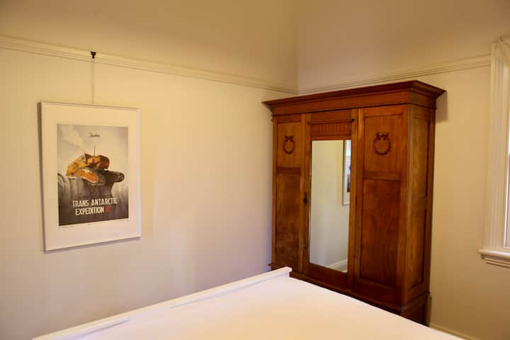 Chumba cha kulala 2 na kabati.