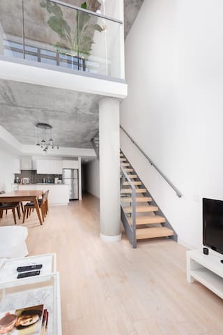 Fabulous 2-Storey Loft in King West with Parking gallery image 2