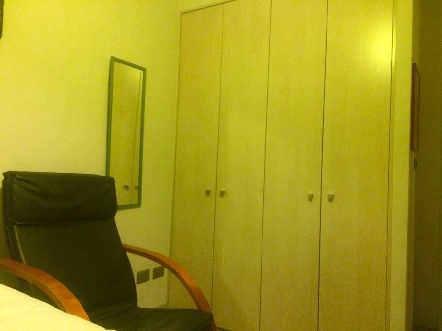 Poltrona y espejo en la habitación para comodidad